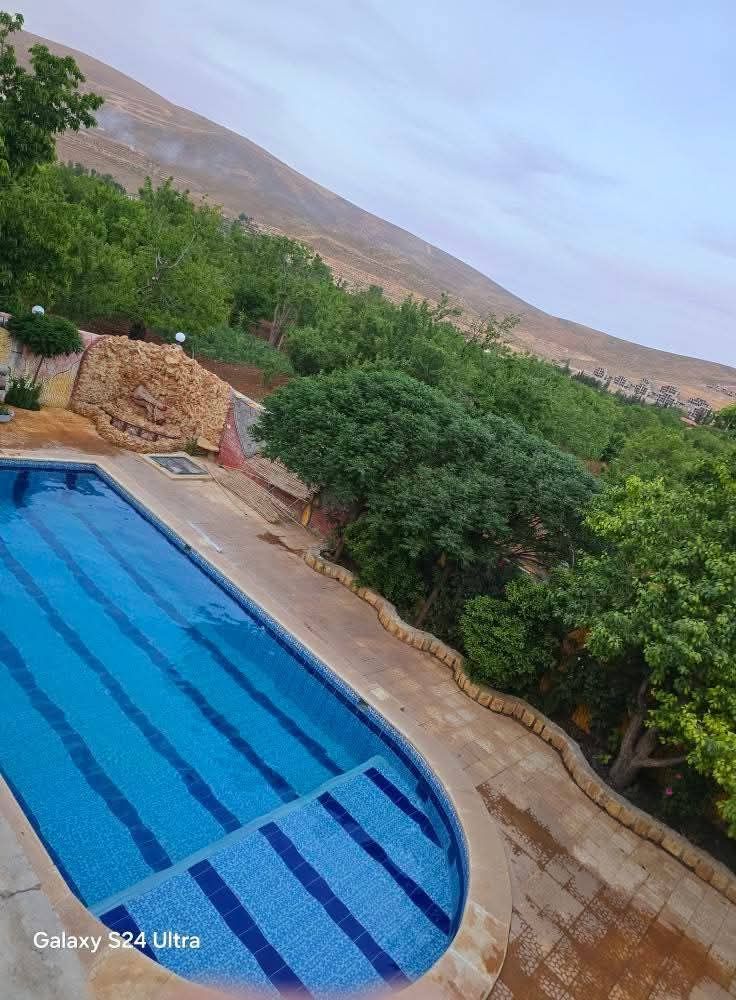 فيلا عائلية في الزبداني مع مسبح وحديقة