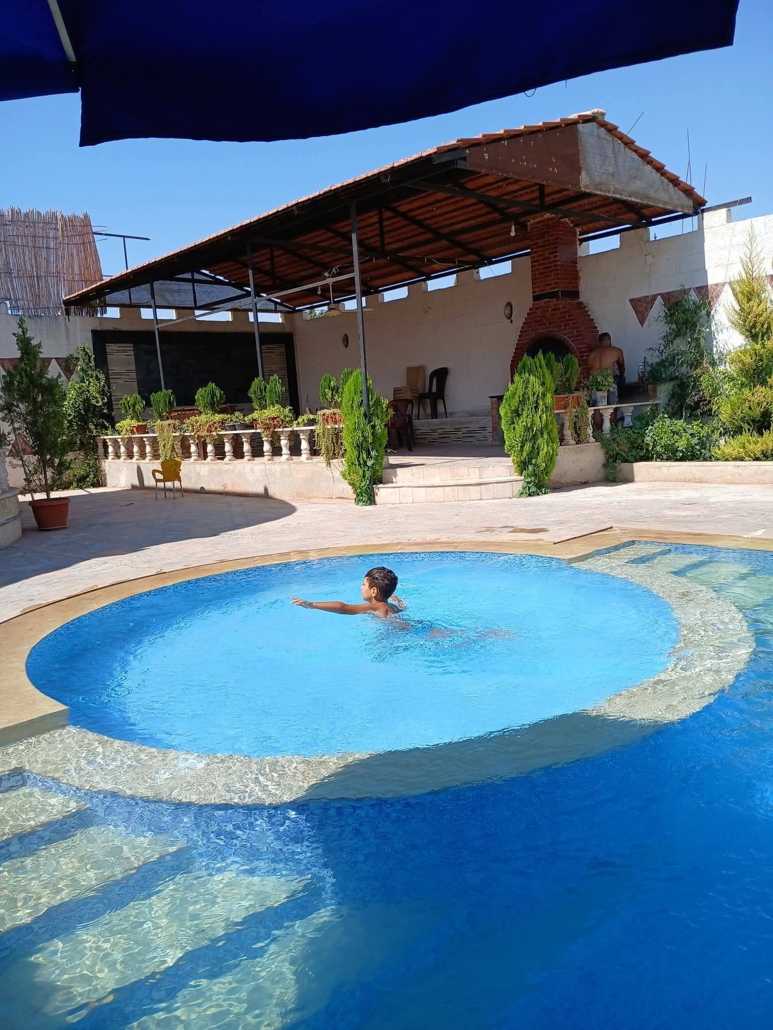 مزرعة الأكرم مع مسبح وحديقة