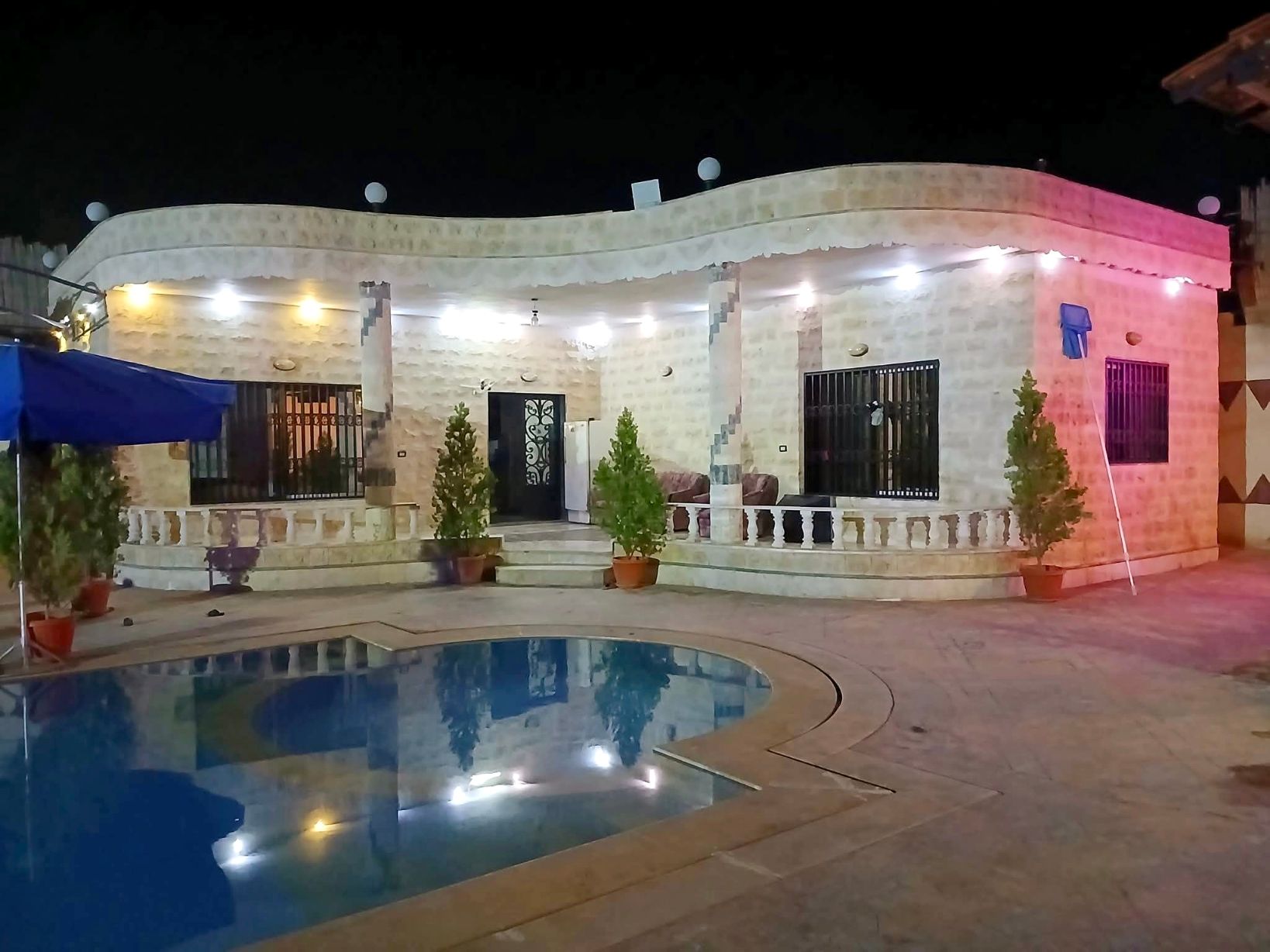 مزرعة الأكرم مع مسبح وحديقة