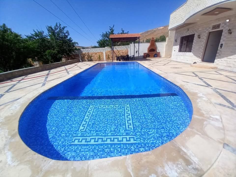 فيلا بحديقة ومسبح في مضايا